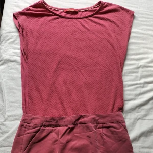 Ljusrosa vardagsklänning - Obs! Färgen på bilderna är mörkare än i verkligheten.  Säljs i befintligt skick. 