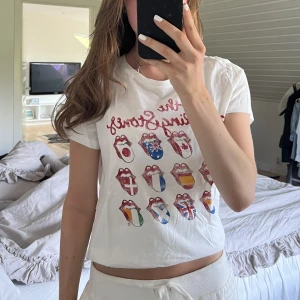 Rolling Stones t-shirt  - Säljer denna Rolling Sones t-shirt från hm. Knappt använd. Skriv om ni är intresserade eller har någon fråga💗💗