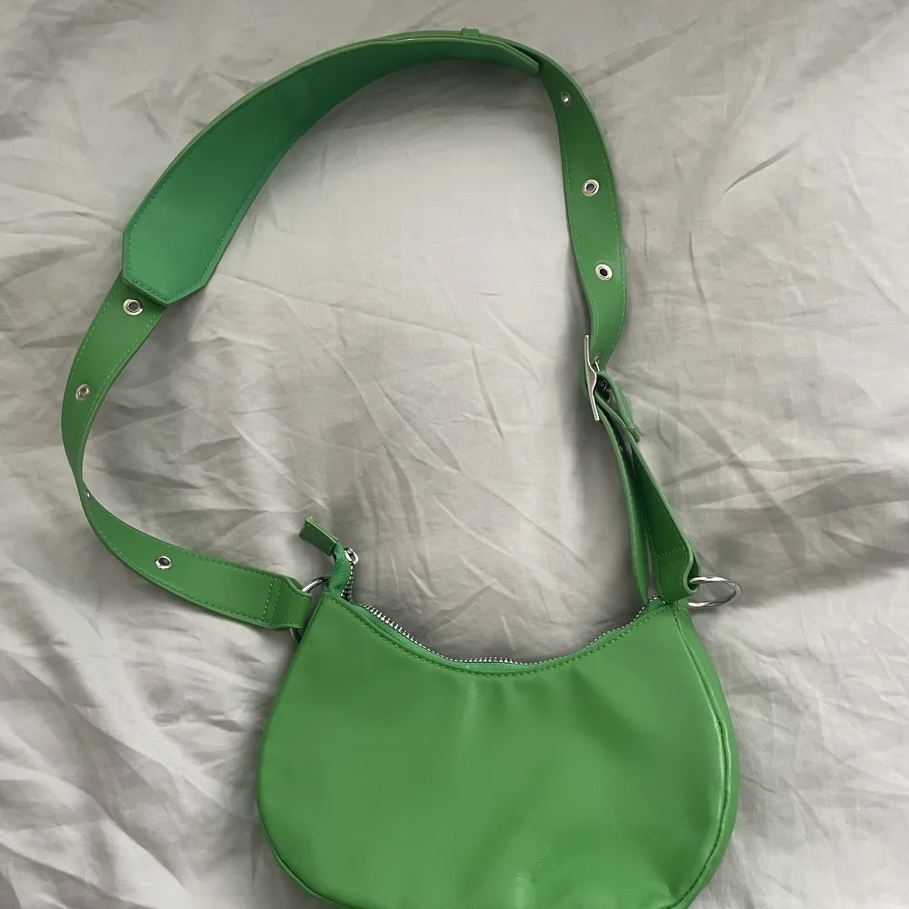 Grön H&M väska - Endast använd en kväll. Så gott som ny.. Väskor.