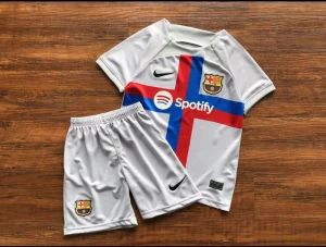 Barcalona T-shirt - Jag säljer ett par nya Barcelona T-shirts tillsammans med shorts för endast 659 kr. Leveransen tar ungefär 2 veckor. Eller så kan vi mötas upp i Västerås. Finns i alla storlekar. 