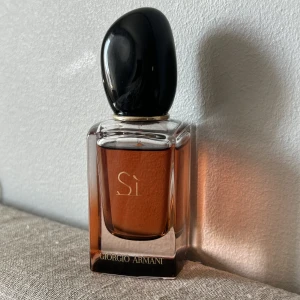 Giorgio Armani SÍ parfym - Endast några sprut tagna annars helt som ny.   30 ml