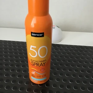 oanvänd solkräm spray  - frakt: 45kr tror jag? köptes ganska dyrt :(