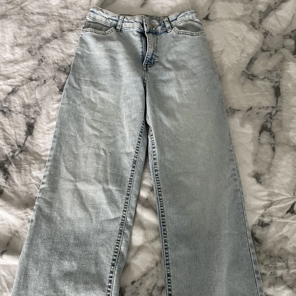 Jeans från Lindex. aldrig använda, säljs inte längre i butik. Storlek 9-10år/140  Ny pris: ca 250 Mitt pris:50kr. Jeans & Byxor.