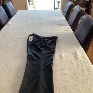 2ndday svarta croppade kostymbyxor - Croppade svarta kostymbyxor stl 38 från 2ndday, aldrig använda prislapparna kvar.