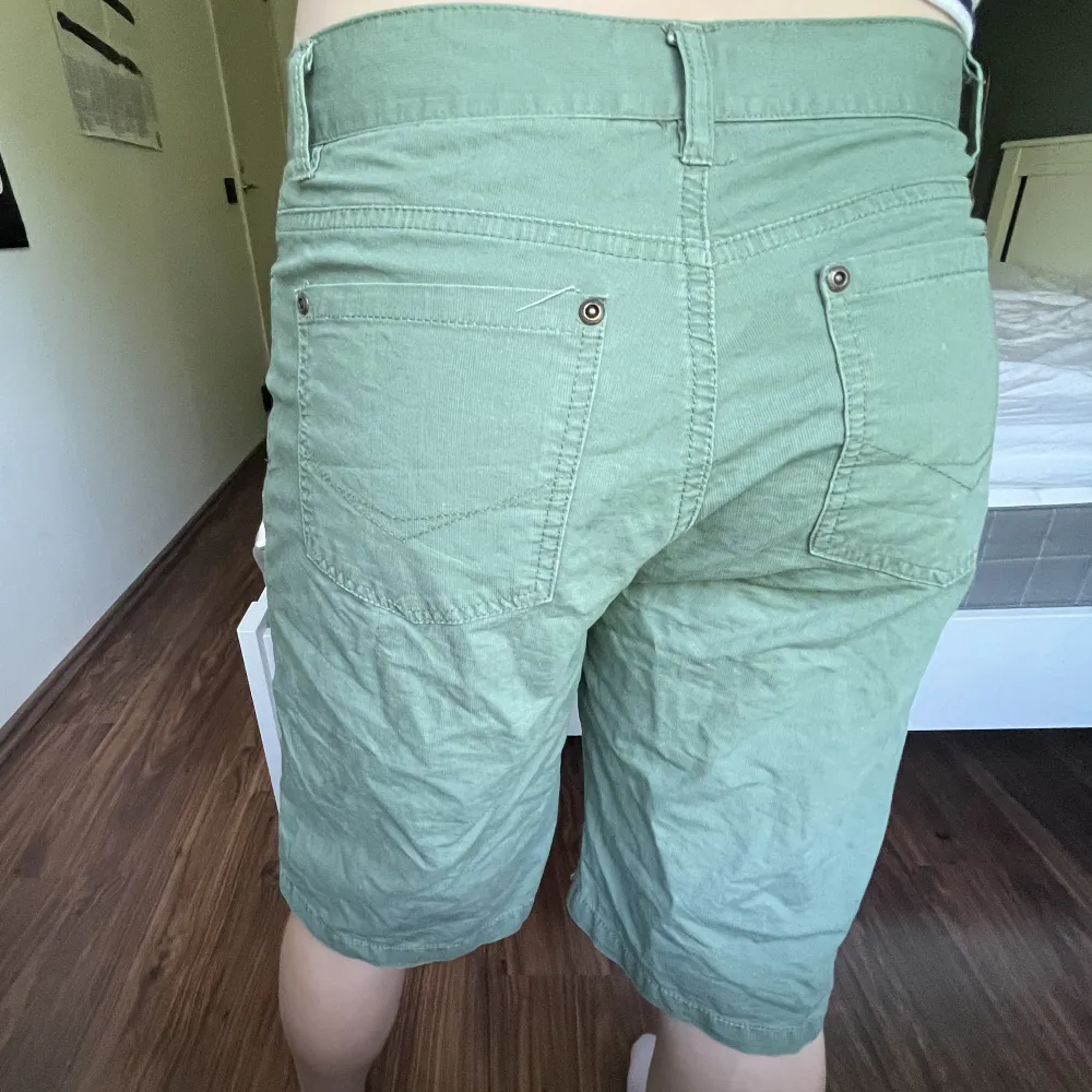 Gröna jeansshorts i tunt material!! Midwaist. Shorts.