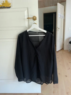 Svart blus - Svart blus, använd få gånger  Står XXL på lappen men skulle säga L-XL