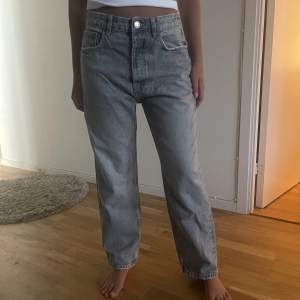 Perfekta gråa jeans från zara, nyskick.  Storlek 40 skit snygg oversize på mig som är 160