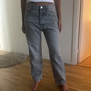 Zara jeans - Perfekta gråa jeans från zara, nyskick.  Storlek 40 skit snygg oversize på mig som är 160