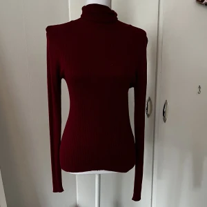 Vinröd polo - Bra skick! Stretchig så den passar allt mellan M-Xl