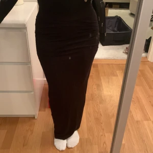 Svart kjol  - En svart lång kjol från Gina Tricot. Aldrig använt. 