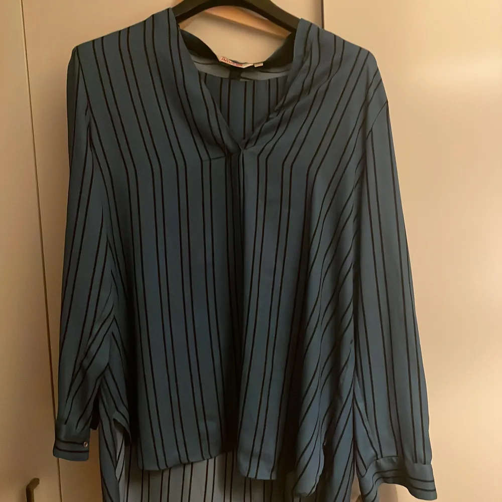 Tunika i polyester, passar kroppsform bra. Grönblå ton.. Puserot.
