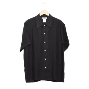 Hope linne skjorta - Hope kortärmad Linna skjorta i 100% linne. Luftig och skön men samtidigt skit snygg nu till sommaren  Helt ny med prislappen kvar  Storlek large  Nypris 1500kr  Slumpas bort för 750kr  BVSA 