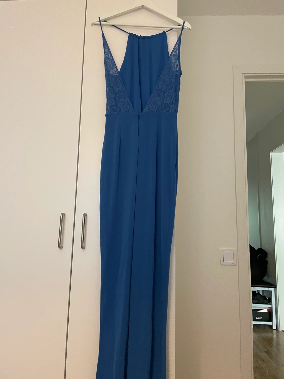 Byxdress med öppen rygg