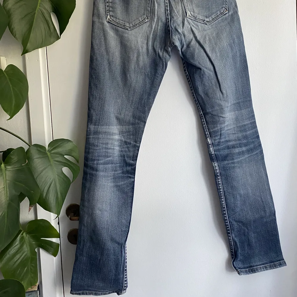 Ett par jeans ifrån dobber i storlek 28.  Köpt secondhand men aldrig använt. Tycker att de sitter lite för tajt på mig. Skriv privat om bilder önskas på hur de sitter på☺️ köparen står för frakten💙. Jeans & Byxor.