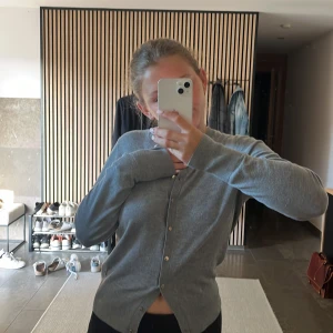 Grå kofta  - Söt kofta från Lindex. Metallbrickan på sidan har lossnat men det är inget man tänker på. Jätte fin men säljer då den inte kommer till användning. 