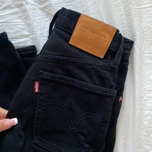levis ribcase straight jeans size 24 - originala levi’s jeans i modellen ”ribcage straight”, storlek 24. Supersköna! Har använts mycket varsamt så 9/10 skick skulle jag säga. Pris kan diskuteras, kom gärna med förslag💕 Säljs då jag har ett par likadana.