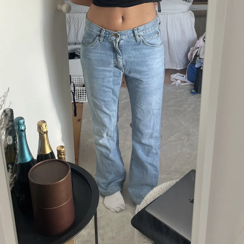 Ljusa lågmidjade raka jeans från Lee. Vintage köpt i Köpenhamn. Jag är 165 cm perfekta i längden. Skulle säga att storleken är mellan s och M beroende på hur man vill ha de. Jeans & Byxor.