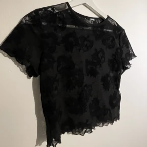 Mesh topp  - Fin mesh topp med mönster🌸