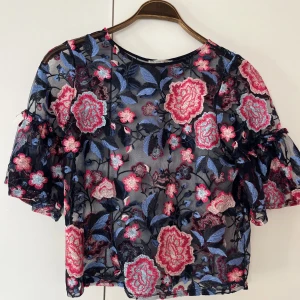 Zara tröja - Blommig Zara tröja. Väldigt fint skick!  Storlek M men passade mig storlek S också bra!