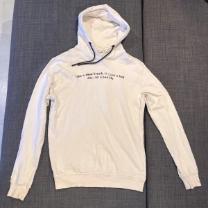 Luvtröja - Vit luvtröja med citat. Använd fåtal gånger men i väldigt bra skick. Storlek S.