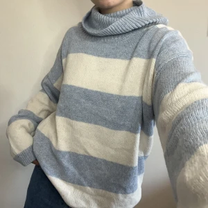 Stickad tröja  - Suuupermysig oversized tröja! Perfekt till sommarkvällar i jättefint skick! Pris kan diskuteras 