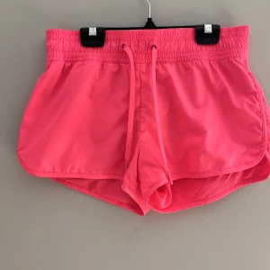 Rosa träningsshorts - Så coola träningsshorts från H&M i storlek 36. Säljer endast för att de är för stora, annars har de nog aldrig använts ens.