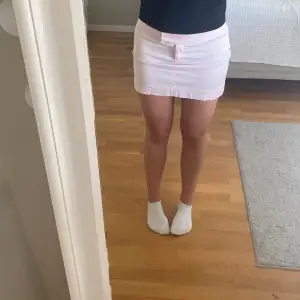 Säljer denna knappt använda lågmidjade miniskirten💗💗passar en Xs-S