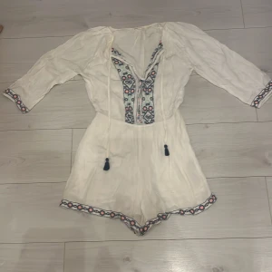 Mini jumpsuit - En jättefin mini jumpsuit som är gjord utav bomull🌸Fin att ha på sig utomlands🌸Den var köpt för 700kr från OYSHO🌸
