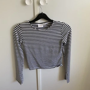 Randig topp - En randig topp från Gina Tricot som har endast används en gång med ”slit sleeves” som ger en jättefin detalj. 