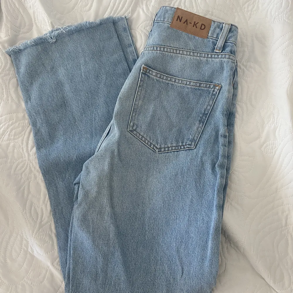 Jeans med raka ben i ljusblå tvätt från NAKD. I storlek 32 men passar även 34. Passar mig i längden som är ca 158 cm. Endast använda 1 gång. 150kr + frakt. Jeans & Byxor.