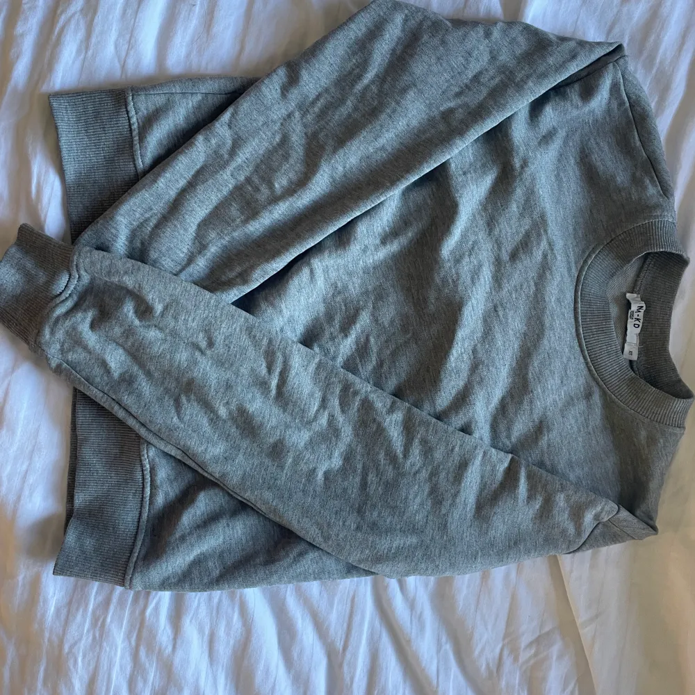 Superfin och basic grå sweatshirt från NA-KD. Nyskick . Hoodies.