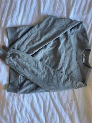 Superfin och basic grå sweatshirt från NA-KD. Nyskick 