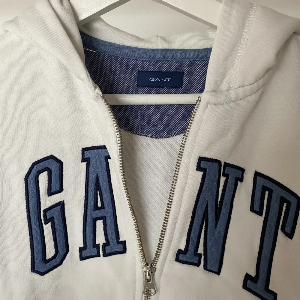 Zip up hoodie från GANT i storlek 158/164cm men passar XS-S💓 Köpt för 1000kr säljer för 200kr🙌🏼 Väl använd men i bra skick utan några defekter💓. Hoodies.