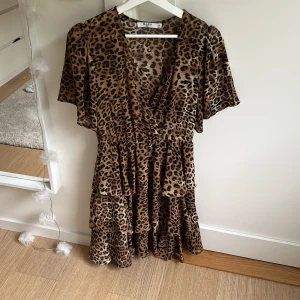 Brun klänning  - Säljer min bruna klänning som är förliten  för mig nu. Kontakta mig gärna för fler bilder!💕