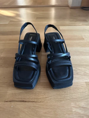 VAGABOND - Hennie sandaler  - Slutsålda populära Vagabond Eyra sandaler.  Skick: använda ett fåtal gånger. Färg: Svart  Storlek: 40 Köparen står för frakt  xx 