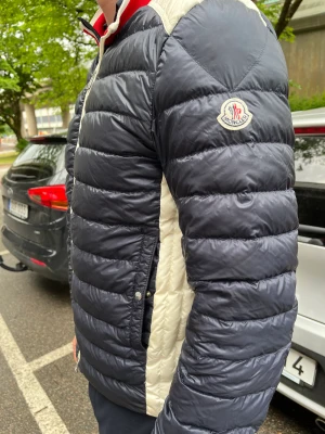 Moncler jacka - Stolrlek L, lite i stl. Knappt använd. 