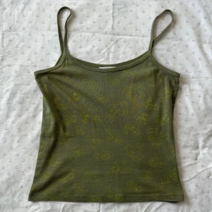 Grönt linne - Grönt linne med gula detaljer 💚💛 