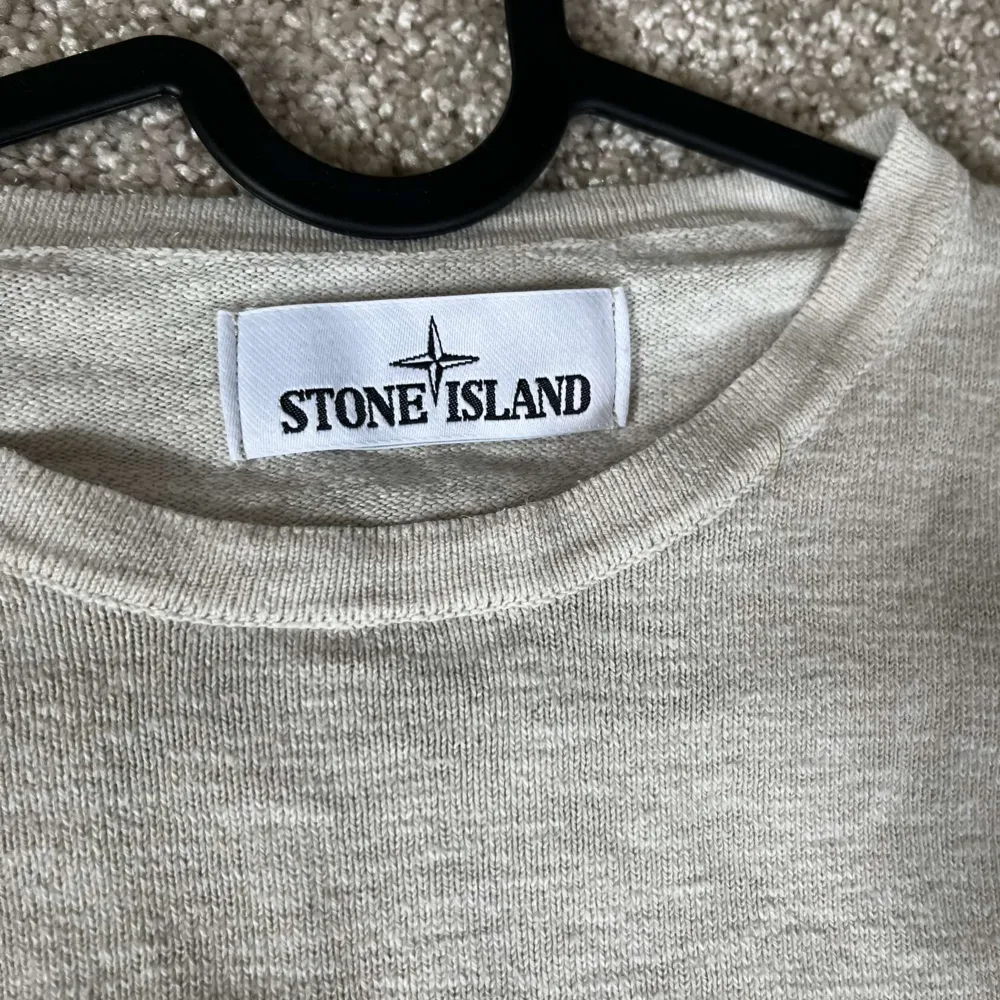 En snygg stickad tröja från Stone island. Passar runt 164. Skriv vid funderingar eller frågor🙌. Stickat.