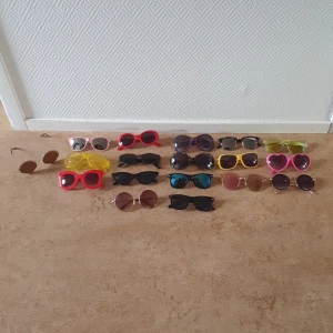 Solglasögon  - Olika solglasögon för 10 kr paret. 