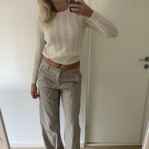Kabelstickad tröja - Från HM i storlek XS. Passar superbra till jeans eller att dra över en klänning!