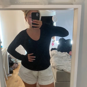 Svart tröja - Skön tröja som är v-ringad och långa ärmar. 