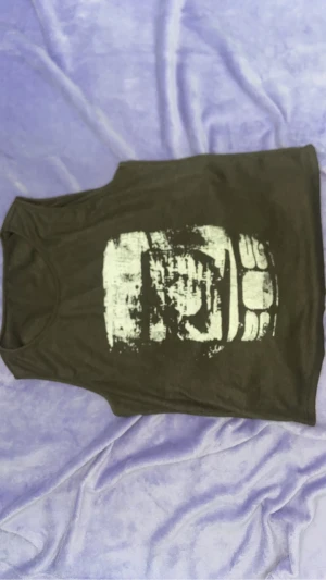 Svart croptop  - Svart croptop🖤 Använt 3-2 gånger  Pris kan diskuteras  