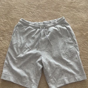 Hugo Boss Shorts - Säljer mina Boss shorts då dom blivit små. Dom är i perfekt skick o använd nåra gånger. Kan gå ner i pris vid snabb affär.