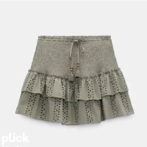 Zara kjol  - Säljer denna super söta gröna volang kjol som nästan inte är använd!