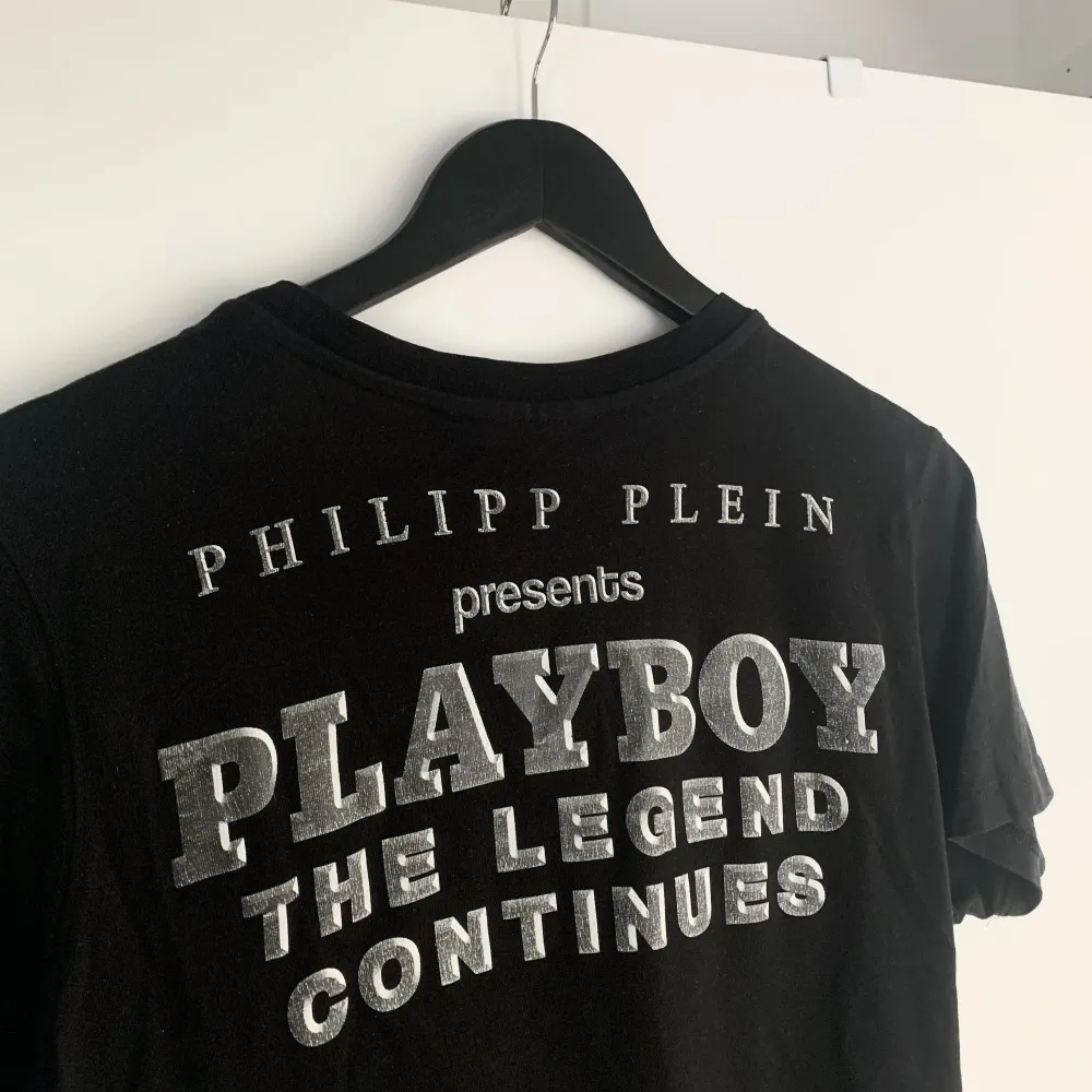 Philip plein x Playboy small funkar nog också liten medium. Slitet tryck som ni ser på första bilden. Nypris 8-10k. T-shirts.