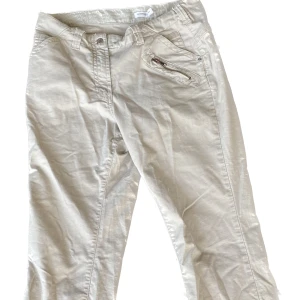 beige byxa  - sköna med baggy fit, aldrig använda så bra skick! Om du vill ha fler bilder eller har annat prisförslag så skriv så svarar jag så snabbt som möjligt !