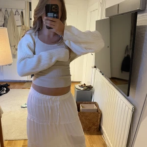 Vit bolero  - Stickad från H&M. Sparsamt använd 