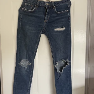 Jeans - Jeans med hål. Strl 29.