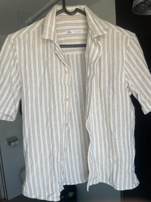 Kortärmad skjorta från zara - Knappt använd skjorta, perfekt nu till sommaren! 
