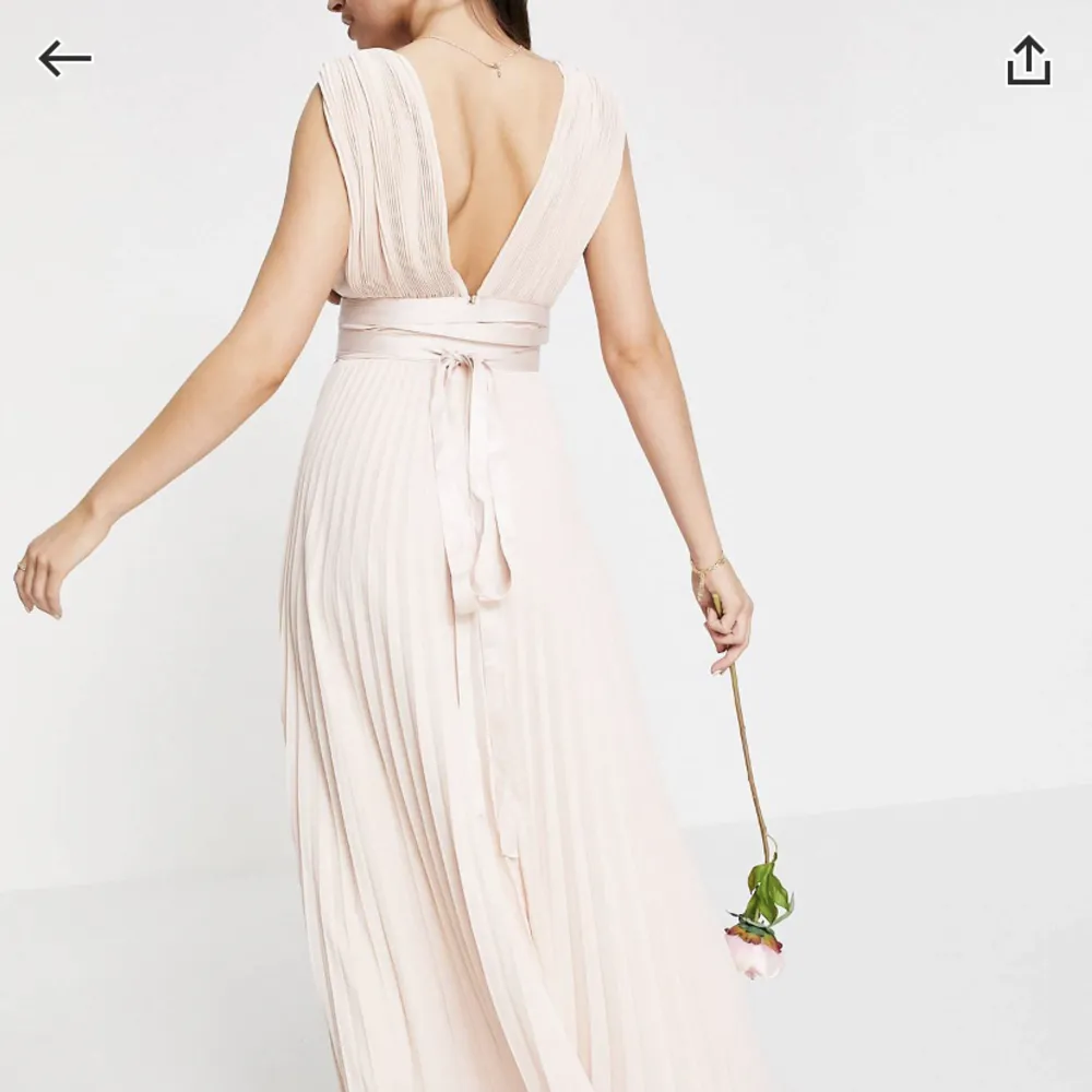 Säljer denna fina balklänningen som jag endast har använt på min bal🫶🏽 i strl 34/s, köpt på asos för 1100💗. Klänningar.